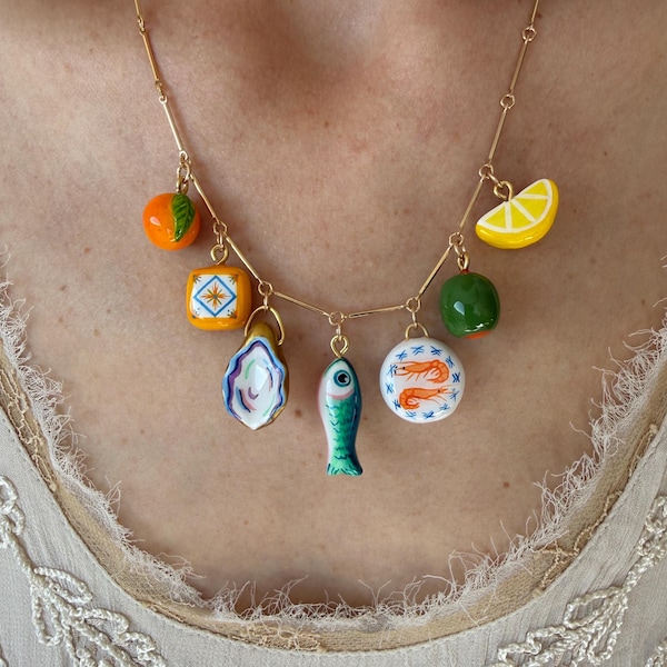 Collar con dije de tapas de arcilla hecho a mano: joyería europea de comida veraniega con opciones de cadena chapada en oro o rellena de oro.