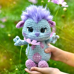Virkmönster till Low Sew That Meme-älva och monster, handledning för upplåsta plyschminnen från barndomen, fluffig leksak med vingar från Y2K-nostalgi, Amiguru ENG PDF