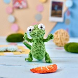 Patrón de crochet de lagarto, reptil saltarín verde amigurumi en PDF en inglés, tutorial de alienígena, juguete hecho a mano DIY
