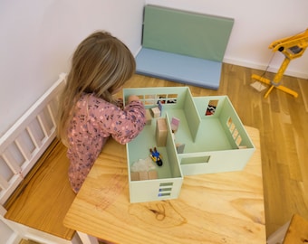 Versatile dollhouse: standing and floor plan play - developed by an architect