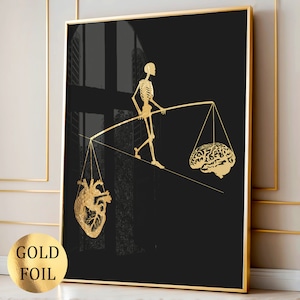 Puede incluir: Una figura de esqueleto dorada camina sobre una cuerda floja sosteniendo una balanza con un corazón a un lado y un cerebro al otro. El fondo es negro.