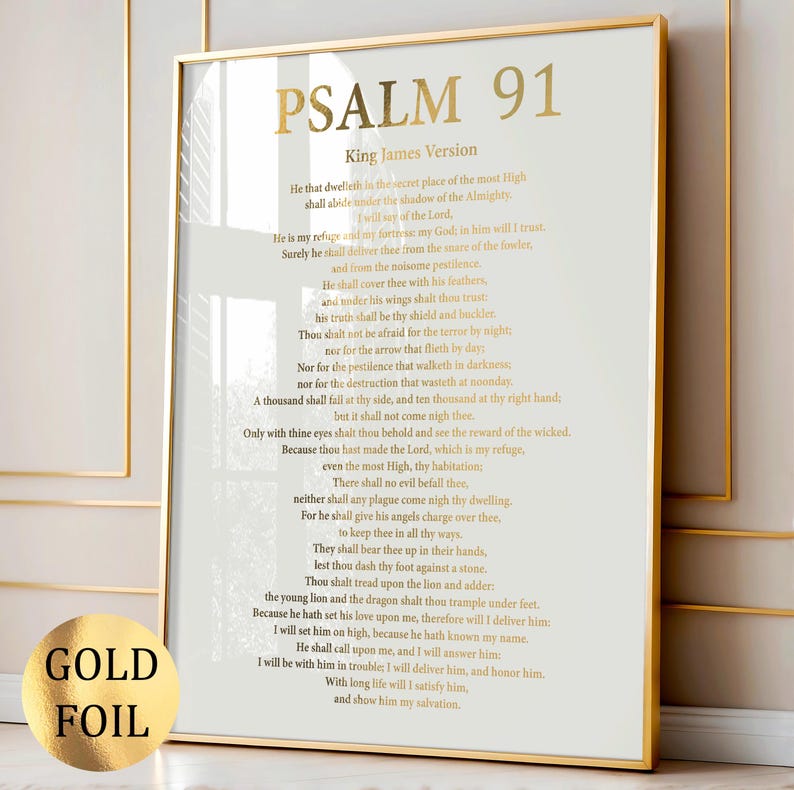Pode incluir: Uma impress&atilde;o emoldurada do Salmo 91 da vers&atilde;o King James. O texto est&aacute; em letras douradas sobre um fundo branco, com uma moldura dourada. Um adesivo de folha de ouro est&aacute; no canto inferior esquerdo.