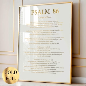 Könnte beinhalten: Goldfoliendruck von Psalm 86, ein Gebet Davids, mit dem Text des Psalms in goldenen Lettern auf weißem Hintergrund. Der Text enthält die Worte "Höre mich, Herr, und antworte mir, denn ich bin arm und bedürftig." und "Du bist mein Gott; erbarme dich meiner, Herr, denn ich rufe zu dir den ganzen Tag."