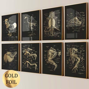 Op de afbeelding: Een rustiek houten bord met de tekst "Welcome to our home" in witte letters. Het bord heeft een verweerde afwerking en een eenvoudig, uitnodigend ontwerp, perfect voor entree decoratie.