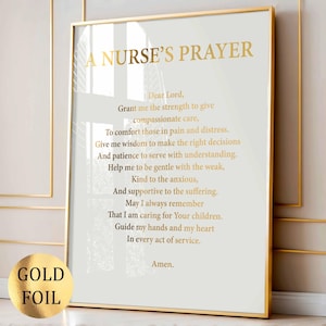Op de afbeelding: Een ingelijste print met de tekst "A Nurse's Prayer" in goudfolie. Het gebed is gedrukt op een witte achtergrond en is ingesloten in een gouden lijst. Een goudfolie sticker staat in de linker benedenhoek.