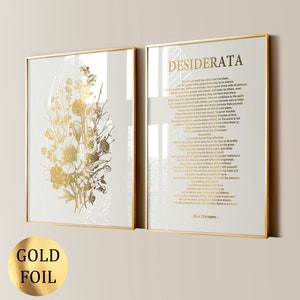 Puede incluir: Dos impresiones artísticas enmarcadas. Una presenta un diseño floral en pan de oro, la otra muestra el texto "DESIDERATA" en oro. Ambas están en marcos dorados. Una pegatina de pan de oro está en la esquina inferior izquierda.