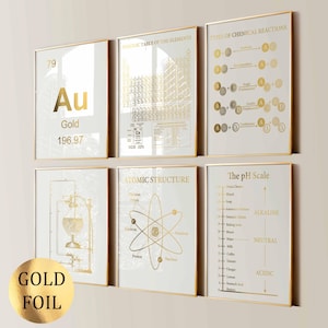 Könnte beinhalten: Ein Set aus sechs rechteckigen Wandbildern mit wissenschaftlichen Diagrammen in Goldfolie auf weißem Hintergrund. Die Drucke zeigen das Periodensystem, das Element Gold, chemische Reaktionen, Atomstruktur, pH-Skala und Laborgeräte.