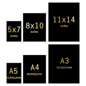 Op de afbeelding: Een verzameling zwarte rechthoekige prints met gouden tekst die formaten aangeeft. Maten zijn 5x7, 8x10 en 11x14 inch. Extra prints zijn gelabeld met A5 (14,8x21,0cm), A4 (21,0x29,7cm) en A3 (29,7x42,0cm).