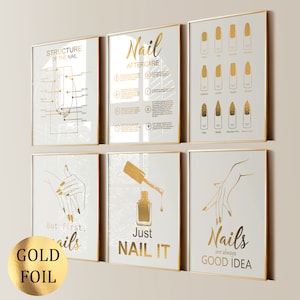 Könnte beinhalten: Satz von sechs Goldfoliendrucken mit Nagelkunstdesigns und Text. Die Drucke beinhalten Nagelformen, Anweisungen zur Nagelpflege und inspirierende Zitate über Nägel.