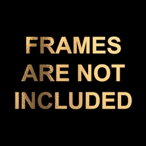 Puede incluir: Un gr&aacute;fico cuadrado negro que presenta el texto "FRAMES ARE NOT INCLUDED" en una fuente negrita sin remates. Las letras tienen un acabado met&aacute;lico dorado y texturizado que contrasta con el fondo negro s&oacute;lido.