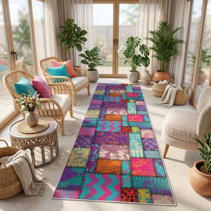Peut inclure: Un tapis rectangulaire présentant un motif patchwork vibrant avec divers motifs géométriques et floraux dans des tons de violet, bleu sarcelle, rose, orange et jaune. Le tapis est posé sur un sol clair dans une pièce ensoleillée.