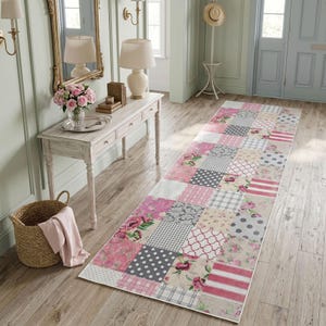 Pode incluir: Um tapete passadeira retangular longo com um design de patchwork de vários padrões de tecido em tons de rosa, branco e cinza. O tapete exibe quadrados alternados de estampas florais, bolinhas, listras, xadrez vichy e motivos de treliça.