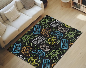 Op de afbeelding: Een zwart-wit tapijt met een herhalend patroon van kleurrijke videogamecontrollers. De controllers zijn omrand met geel, blauw, groen en oranje.