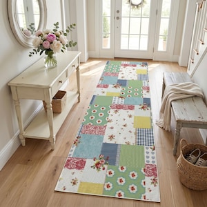 Peut inclure: Un tapis de couloir rectangulaire au motif patchwork composé de divers imprimés floraux, carreaux vichy, pois et textures de dentelle dans des tons de vert, bleu, jaune, rouge et blanc, posé sur un plancher en bois clair.