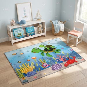 Puede incluir: Alfombra rectangular para niños con una escena submarina con tortugas, peces y corales de dibujos animados. La alfombra tiene un fondo azul con un fondo marino arenoso y un cangrejo rojo. Las tortugas son verdes con caparazones negros.