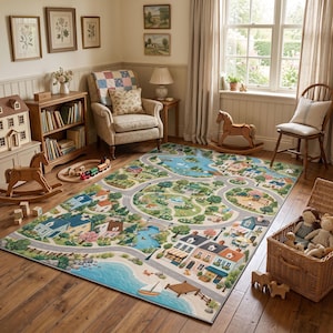 Peut inclure: Un tapis rectangulaire orné d'une carte de ville illustrée et colorée avec des routes, des maisons, un parc, un étang et une plage. Le motif comprend des arbres verts, de l'eau bleue et divers bâtiments, offrant une surface de jeu détaillée.