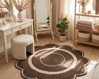 Tappeto in juta intrecciato a mano con bordo smerlato per un arredamento in stile boho.