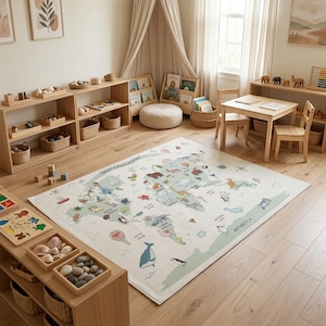 Peut inclure: Un tapis rectangulaire illustrant une carte du monde avec divers animaux, créatures marines et une montgolfière. La carte présente des terres vert clair sur un fond crème avec le texte "Heleen & Maya's world map".