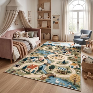 Könnte beinhalten: Ein rechteckiger Teppich mit einer farbenfrohen illustrierten Landschaft, die kurvige Straßen, Häuser, Bäume, einen Fluss und verschiedene Tiere zeigt. Das Design umfasst einen Spielplatz, eine Brücke, einen Heißluftballon und einen Zug auf hellgrünem Grund.