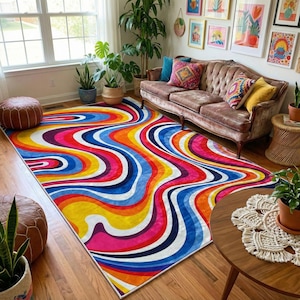Puede incluir: Una alfombra de área vibrante y colorida con un diseño retro y psicodélico. La alfombra presenta patrones arremolinados en tonos de rojo, rosa, naranja, amarillo, azul y blanco. La alfombra es rectangular y se asienta sobre un piso de madera, agregando color a la habitación.