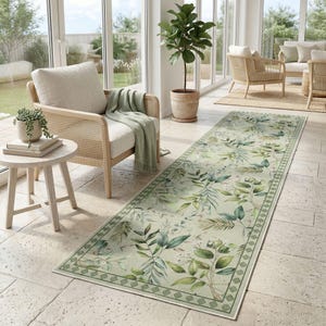 Alfombra Kilim lavable de color verde salvia con diseño botánico y base antideslizante.