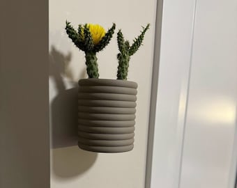 Wall mounted pot