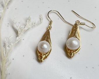 Pearl earring, Elegant bridal pearl earring, freshwater pearl earrings in white