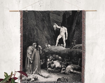 Könnte beinhalten: Ein rechteckiger, gewebter Wandteppich mit einer schwarz-weißen Illustration einer Szene aus Dantes Inferno. Das Kunstwerk zeigt eine kopflose Figur, die einen abgetrennten Kopf hält, umgeben von zahlreichen anderen Figuren in einer felsigen Landschaft.