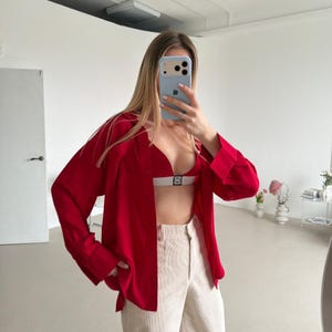 コットンポプリン素材のツーピースセット、ボタンダウンシャツとクロップトップのセット、綿100％のサマーセット、赤いポプリンシャツセット、ミニマルなカジュアルスタイル