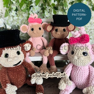 Könnte beinhalten: Drei gehäkelte Affen-Amigurumi-Spielzeuge, jedes mit einem anderen Hut. Ein Affe trägt eine rosa Schleife, einer einen schwarzen Zylinder und einer einen schwarzen Zylinder mit einer rosa Schleife. Die Affen sitzen auf einer weißen Bank. Das Bild enthält den Text "@TashasCrochetNook" und "DIGITAL PATTERN - PDF".