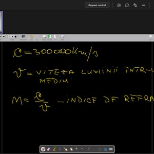 Pode incluir: Um quadro branco com equações escritas à mão em amarelo sobre um fundo preto. As equações são: C=300000km/s, V= VITEZA LUXIINIT INTR-UN. MEDIU, M=C/V -INDICE DE REFRACTIE.