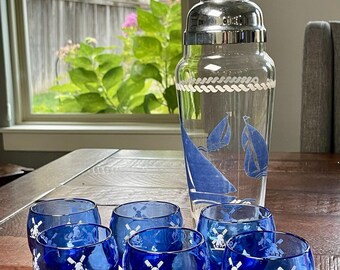 Zestaw Hazel Atlas – Shaker do koktajli w kształcie żaglówki i 6 kobaltowych kieliszków Roly Poly z wiatrakiem