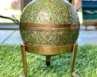 Caja de baratijas con forma de huevo, de latón antiguo y esmalte cloisonné verde, con soporte.