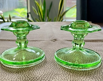Par de candelabros vintage de vidrio de vaselina verde uranio de 10 cm de altura con collar geométrico.