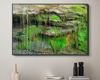 Canvastavla Mossig Vattenfall - Botanisk Grön Naturfotografi, Flytande Ram