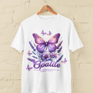 Camiseta Borboleta Opalita Roxa | Camiseta Estampada Floral Lavanda