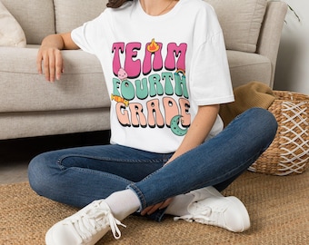 Retro T-shirt van het vierde leerjaar | Vrolijke letters, pastelkleurig schoolshirt