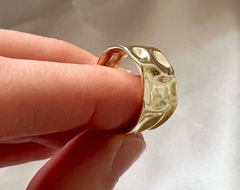 Anello d'oro grosso, Anello martellato d'oro, Anello d'oro spesso, Anello regolabile, Unisex, Anello di dichiarazione, Anello impilabile, Grande anello d'oro, Presente, Regalo