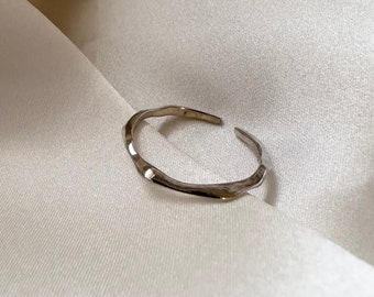Anello regolabile in argento extra sottile, anello in argento sottile, anello extra sottile, anello minimalista, minimalismo, anello a fascia sottile, regolabile