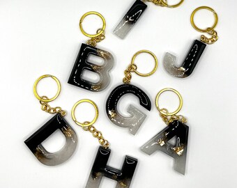 Llavero de letras en blanco y negro de resina hecho a mano / Llavero inicial del alfabeto personalizado con hoja de oro /Cumpleaños/Día de la Madre/Regalo de baby shower