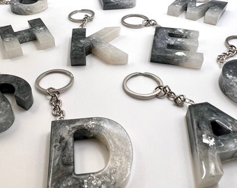 Porte-clés lettres gris fait main en résine | Porte-clés initial alphabet personnalisé avec feuille d'argent | Anniversaire/Noël/Merci/Cadeau baby shower