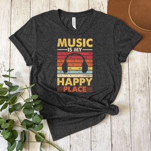 Music Is My Happy Place-T-shirt: uniseks muzikant-T-shirt