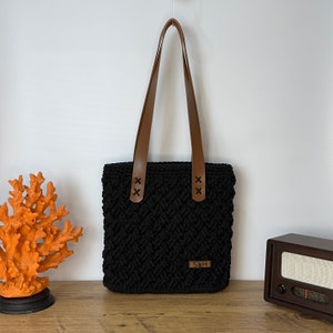Sac fourre-tout au crochet noir, design personnalisé, esthétique, poignée, réutilisable, lavable en machine, tricot, sac fourre-tout tendance et durable fabriqué à la main