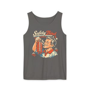 Camiseta sin mangas Safety Third Firecracker - Regalo divertido para el 4 de julio, camiseta con humor para papá, camiseta sin mangas de fuegos artificiales del Día de la Independencia imagen 2