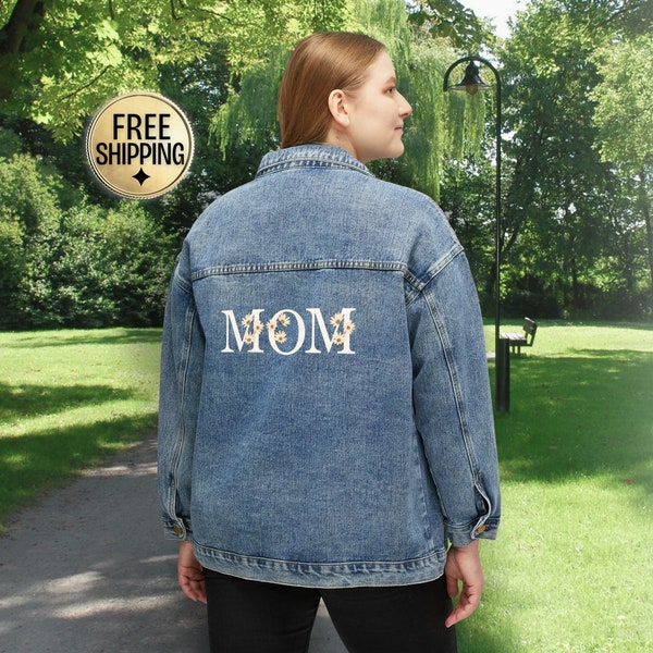 Veste en jean personnalisée pour maman | Lettres MOM avec des accents de marguerites de style vintage, imprimées sur une veste en jean délavée moyenne, boutons dorés tendance