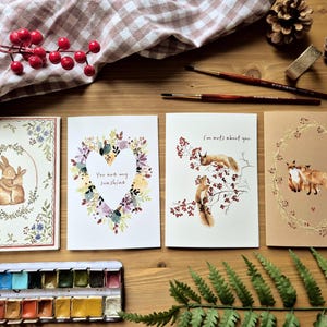 Set di 4 carte illustrate ad acquerello – Volpe, scoiattoli, bouquet di fiori e conigli – Atmosfera natura e foresta – Set tenerezza