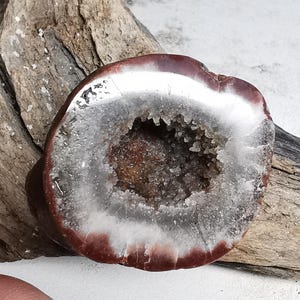 Geoda de nodo de cuarzo de la cantera de Barras con crecimiento de estalactitas