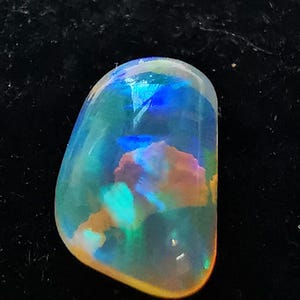 Stunning Lighting Ridge N9 crystal opal. 0.35ct