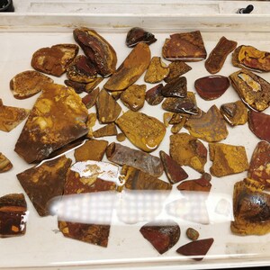 800 gramów/4000 karatów, w przybliżeniu australijski Koroit Boulder Opal w stanie surowym