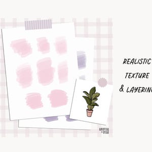 Pu&ograve; includere: Un'illustrazione digitale di una pianta in vaso con foglie verdi. L'illustrazione &egrave; su uno sfondo bianco con un motivo a scacchi rosa e bianco. Il testo "REALISTIC TEXTURE & LAYERING" &egrave; scritto in nero. Il testo "unreal to real" &egrave; scritto in nero.